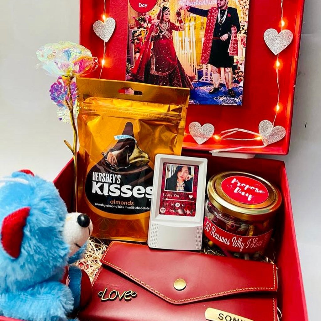 The Love Hamper for her - Red